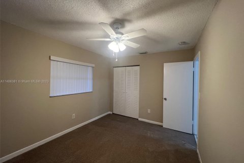 Adosado en venta en Hialeah, Florida, 2 dormitorios, 100.8 m2 № 876174 - foto 17