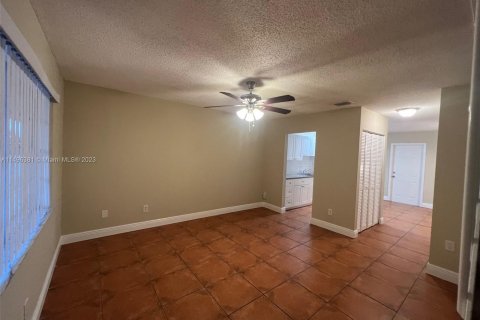 Touwnhouse à vendre à Hialeah, Floride: 2 chambres, 100.8 m2 № 876174 - photo 11