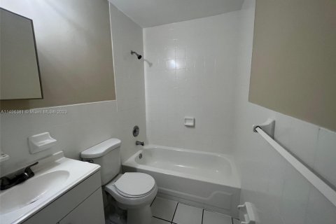 Townhouse in Hialeah, Florida 2 bedrooms, 100.8 sq.m. № 876174 - photo 18