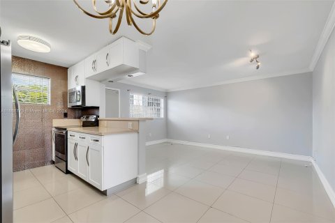 Condo in Miami, Florida, 1 bedroom  № 1380390 - photo 4