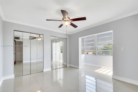 Condo in Miami, Florida, 1 bedroom  № 1380390 - photo 10