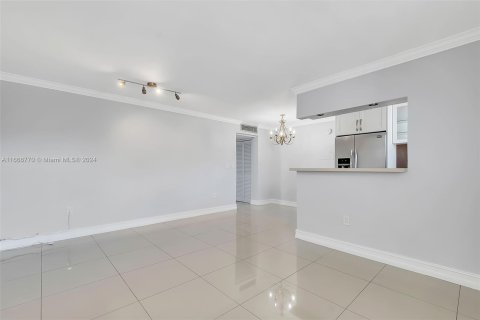 Condo in Miami, Florida, 1 bedroom  № 1380390 - photo 7