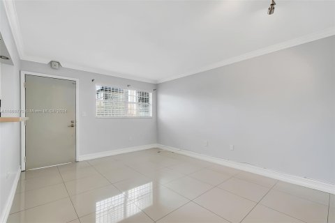 Condo in Miami, Florida, 1 bedroom  № 1380390 - photo 6