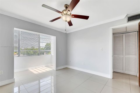 Condo in Miami, Florida, 1 bedroom  № 1380390 - photo 11