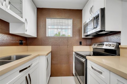 Condo in Miami, Florida, 1 bedroom  № 1380390 - photo 3