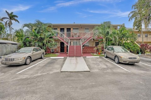 Immobilier commercial à vendre à Pompano Beach, Floride: 402.64 m2 № 980285 - photo 1