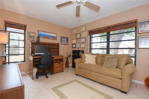 House in Sunrise, Florida 3 bedrooms, 161.84 sq.m. № 1404472 - photo 28