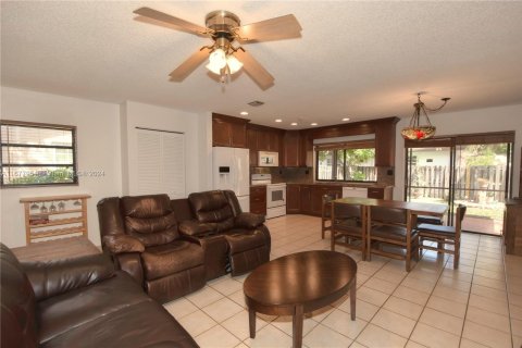 House in Sunrise, Florida 3 bedrooms, 161.84 sq.m. № 1404472 - photo 10