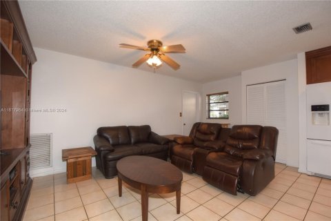 House in Sunrise, Florida 3 bedrooms, 161.84 sq.m. № 1404472 - photo 9