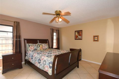 House in Sunrise, Florida 3 bedrooms, 161.84 sq.m. № 1404472 - photo 24