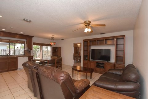 House in Sunrise, Florida 3 bedrooms, 161.84 sq.m. № 1404472 - photo 8