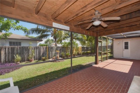 House in Sunrise, Florida 3 bedrooms, 161.84 sq.m. № 1404472 - photo 16