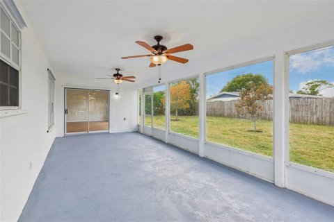 House in Palm Bay, Florida 3 bedrooms, 189.8 sq.m. № 1337729 - photo 18