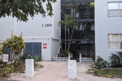 Condominio en venta en Lauderdale Lakes, Florida, 2 dormitorios, 93.83 m2 № 929484 - foto 1