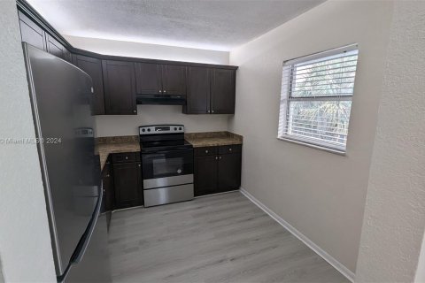 Condominio en venta en Lauderdale Lakes, Florida, 2 dormitorios, 93.83 m2 № 929484 - foto 2