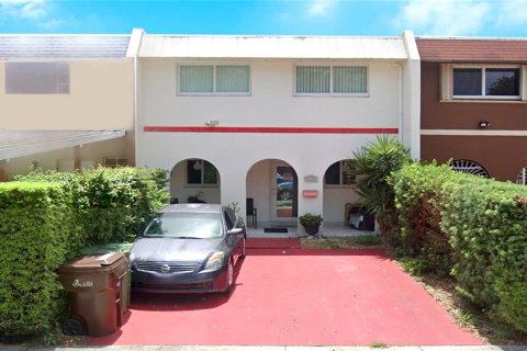 Townhouse in Hialeah, Florida 3 bedrooms, 141.21 sq.m. № 1012196 - photo 1