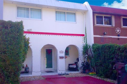 Townhouse in Hialeah, Florida 3 bedrooms, 141.21 sq.m. № 1012196 - photo 2
