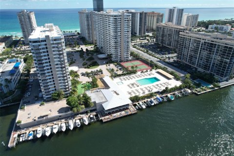 Condominio en alquiler en Hallandale Beach, Florida, 2 dormitorios, 108.79 m2 № 872989 - foto 21