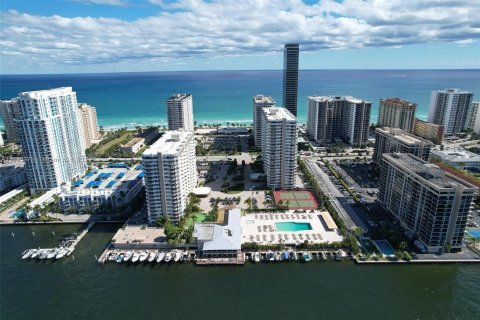 Condominio en alquiler en Hallandale Beach, Florida, 2 dormitorios, 108.79 m2 № 872989 - foto 2