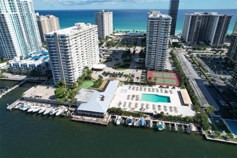 Condominio en alquiler en Hallandale Beach, Florida, 2 dormitorios, 108.79 m2 № 872989 - foto 9