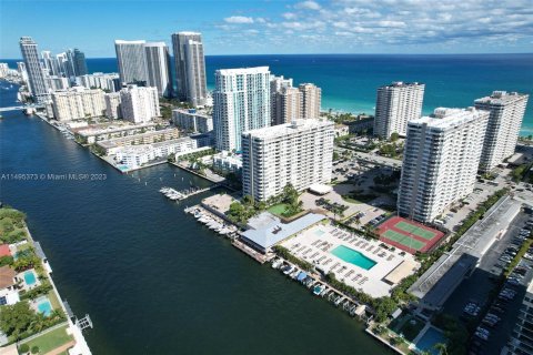 Condominio en alquiler en Hallandale Beach, Florida, 2 dormitorios, 108.79 m2 № 872989 - foto 16