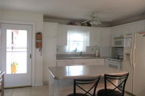 House in Stuart, Florida 2 bedrooms, 100.71 sq.m. № 965551 - photo 4