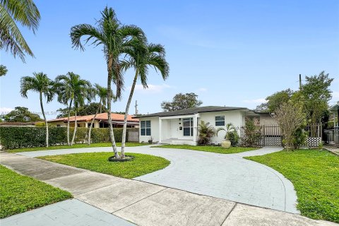 Villa ou maison à vendre à West Miami, Floride: 2 chambres, 109.62 m2 № 965449 - photo 2