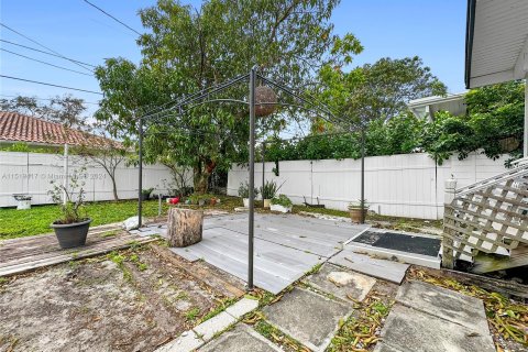 House in West Miami, Florida 2 bedrooms, 109.62 sq.m. № 965449 - photo 30