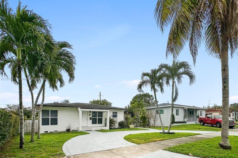 Villa ou maison à vendre à West Miami, Floride: 2 chambres, 109.62 m2 № 965449 - photo 1