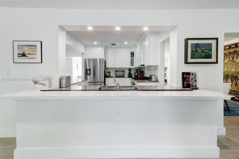 Casa en venta en Miami, Florida, 5 dormitorios, 300.63 m2 № 1419902 - foto 12