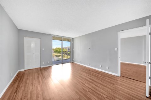 Condo in Lauderdale Lakes, Florida, 2 bedrooms  № 1146040 - photo 16