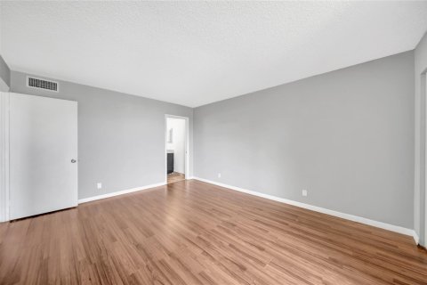 Condo in Lauderdale Lakes, Florida, 2 bedrooms  № 1146040 - photo 14