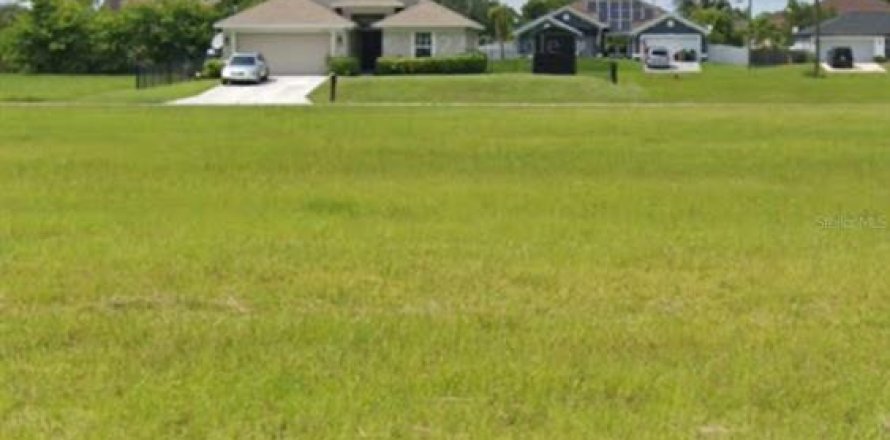 Land in Cape Coral, Florida № 1371535