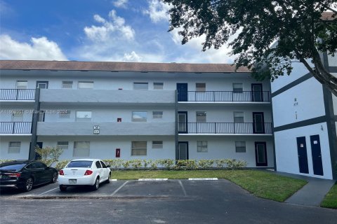 Copropriété à vendre à Tamarac, Floride: 1 chambre, 76.64 m2 № 1375452 - photo 1