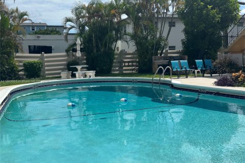 Condo in Hollywood, Florida, 1 bedroom  № 1375453 - photo 12