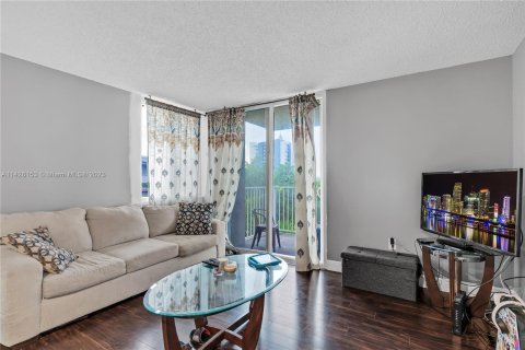 Condo in Miami, Florida, 2 bedrooms  № 657633 - photo 26