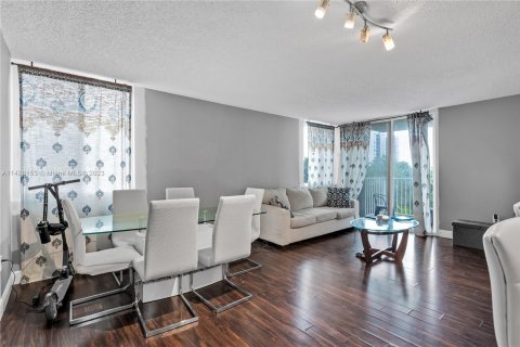 Condo in Miami, Florida, 2 bedrooms  № 657633 - photo 22