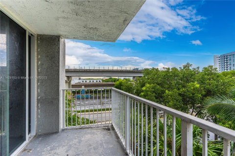 Copropriété à vendre à Miami, Floride: 2 chambres, 84.91 m2 № 657633 - photo 11