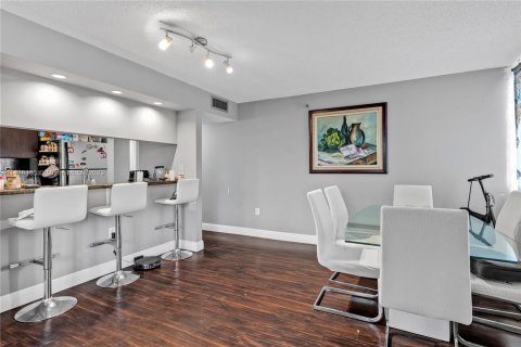 Condo in Miami, Florida, 2 bedrooms  № 657633 - photo 24