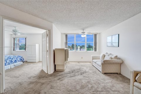 Condo in Sunrise, Florida, 2 bedrooms  № 1310349 - photo 13