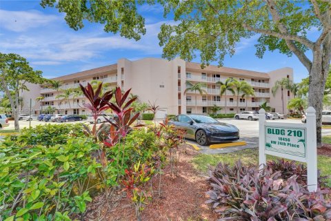 Condo in Sunrise, Florida, 2 bedrooms  № 1310349 - photo 1