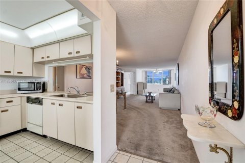 Condo in Sunrise, Florida, 2 bedrooms  № 1310349 - photo 6