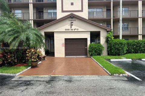 Condo in Pembroke Pines, Florida, 1 bedroom  № 1348932 - photo 25