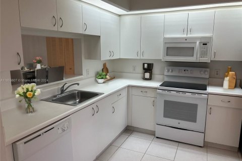 Condo in Pembroke Pines, Florida, 1 bedroom  № 1348932 - photo 6