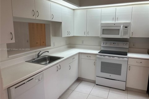 Condo in Pembroke Pines, Florida, 1 bedroom  № 1348932 - photo 7