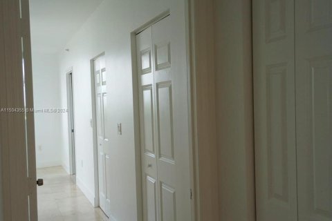 Condominio en venta en Hallandale Beach, Florida, 3 dormitorios, 137.59 m2 № 912442 - foto 28