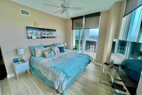 Condominio en venta en Hallandale Beach, Florida, 3 dormitorios, 137.59 m2 № 912442 - foto 9