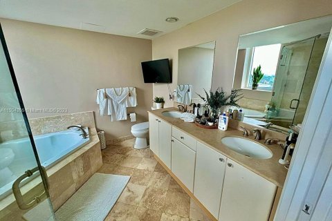 Condominio en venta en Hallandale Beach, Florida, 3 dormitorios, 137.59 m2 № 912442 - foto 18