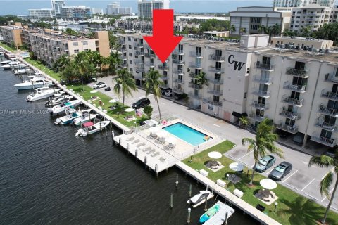 Condo in Fort Lauderdale, Florida, 1 bedroom  № 1395161 - photo 1