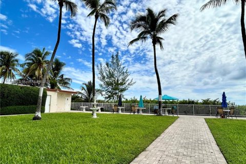 Condo in Hallandale Beach, Florida, 2 bedrooms  № 1394755 - photo 10